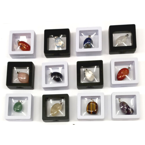 Přívěsek kámen s nerezovým očkem ,v plastové krabičce