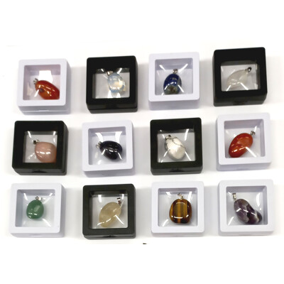 Přívěsek kámen s nerezovým očkem ,v plastové krabičce